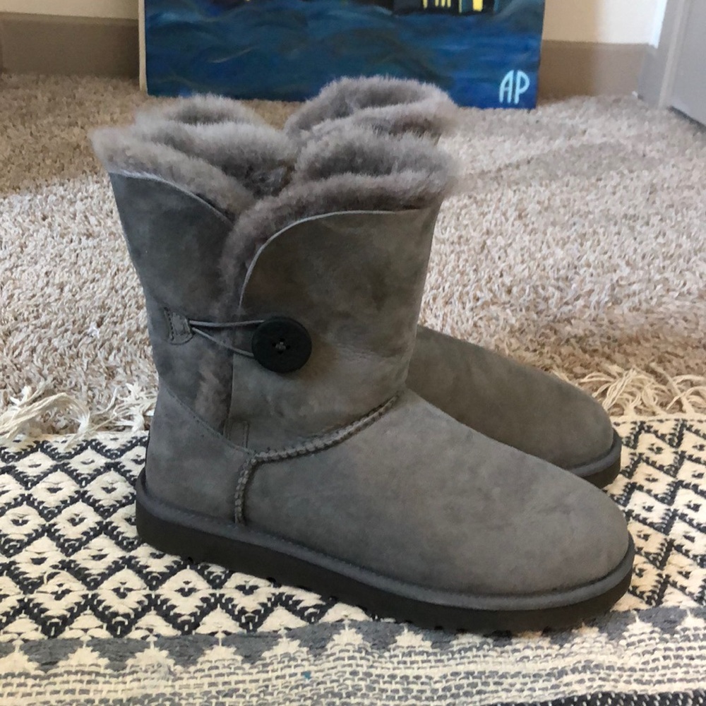 Ugg boots. Bailey buttons